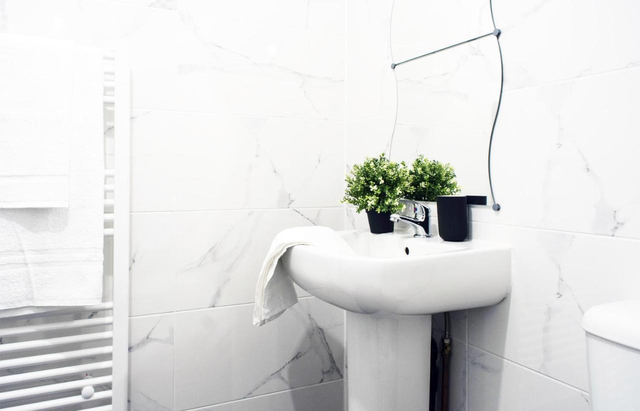 2 Bedroom Apartment Leamington Spa Hosted By Golden Key Lillington  エクステリア 写真